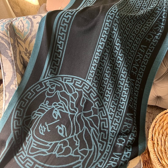 Authentic versace scarf, in very good condition as you can see in pics & video - Picture 4 of 8